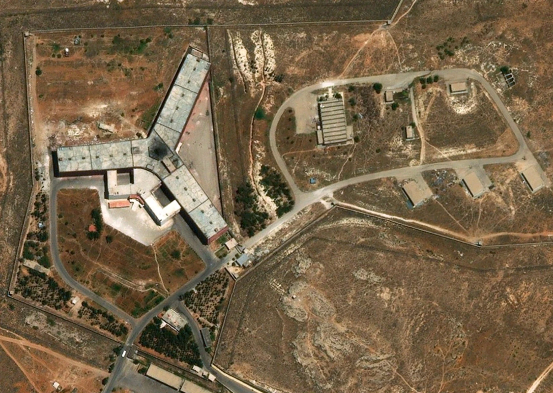 تسريب قائمة بأسماء 43 سجاناً من سجن صيدنايا يكشف تفاصيل جديدة حول الانتهاكات