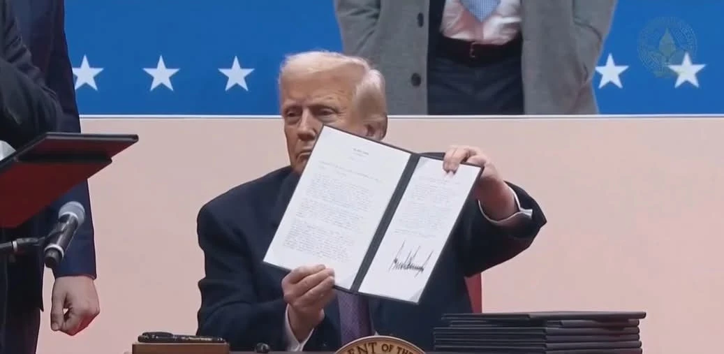 ترامب يوقع سلسلة أوامر تنفيذية أمام أنصاره