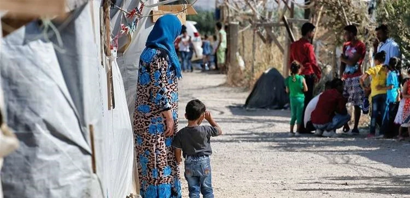 مسؤول يعترض على حصول النازح السوري المساعدات المالية بالدولار الأمريكي.