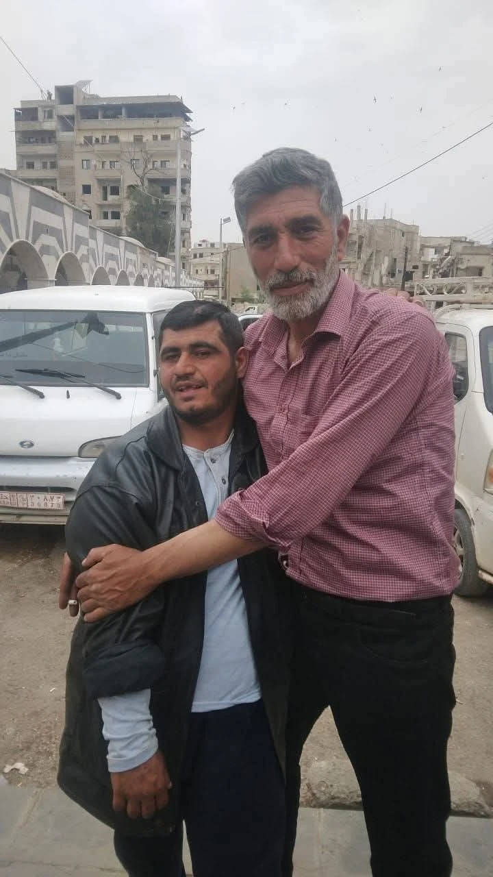 معجزة بعد 12 عاماً: شاب يخرج من صيدنايا فاقداً للذاكرة ويجتمع بعائلته